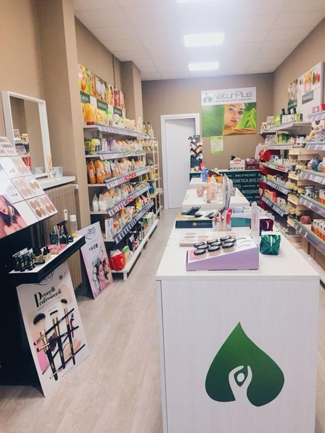 Interno del negozio Naturplus di Torino Via San Secondo 17/G