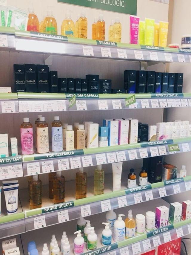 Alcuni prodotti presenti all'interno del negozio NaturPlus di Torino Via San Secondo 17/G